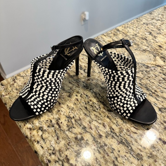 Brand New Signature Vince Camuto. - Picture 5 of 9